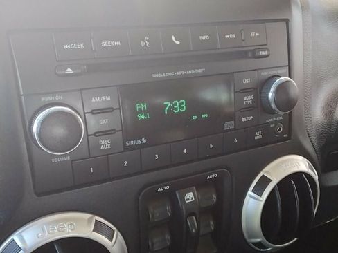 Used 2016 Jeep Wrangler Unlimited Sahara w/ Connectivity Group AWD/4WD image 15