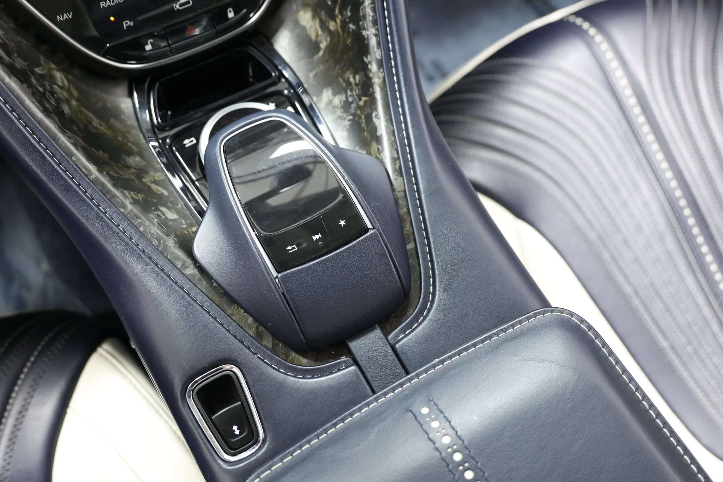 Used 2019 Aston Martin DB11 Coupe RWD image 45