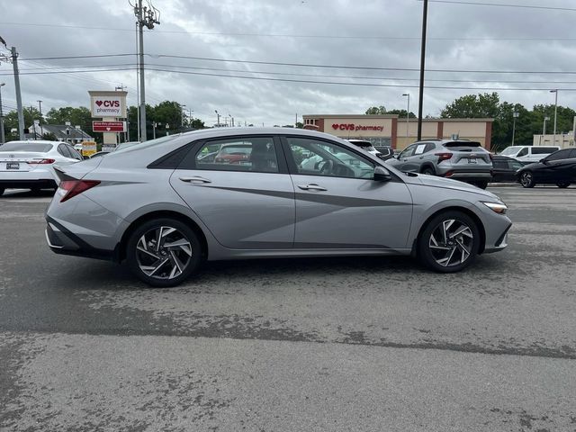 Used 2025 Hyundai Elantra Sport FWD image 4