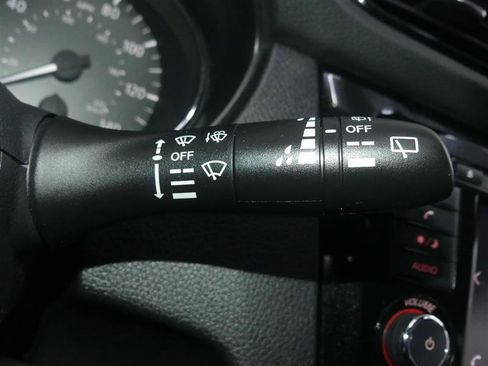 Used 2021 Nissan Rogue Sport S image 35