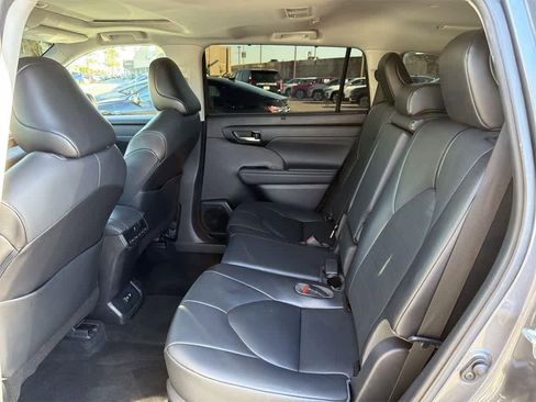 Used 2021 Toyota Highlander XLE image 31