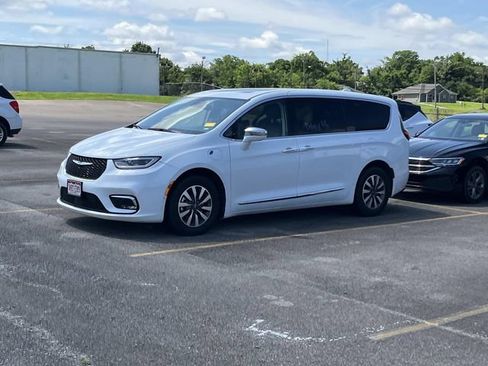 Used 2022 Chrysler Pacifica Limited FWD image 4