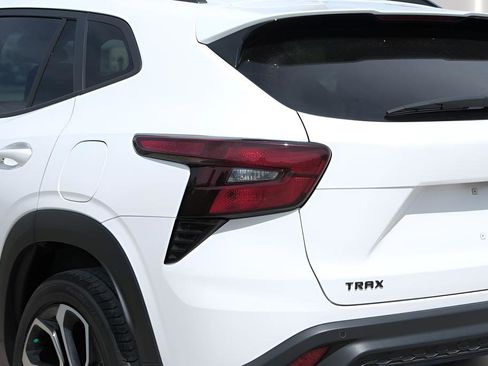 Used 2025 Chevrolet Trax RS w/ Sunroof Package FWD image 33