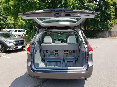 Used 2014 Toyota Sienna L FWD image 32