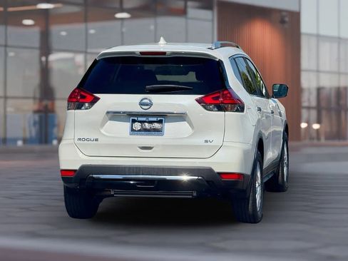 Used 2017 Nissan Rogue SV image 3