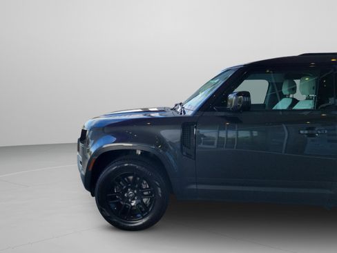 Used 2025 Land Rover Defender 90 S image 29