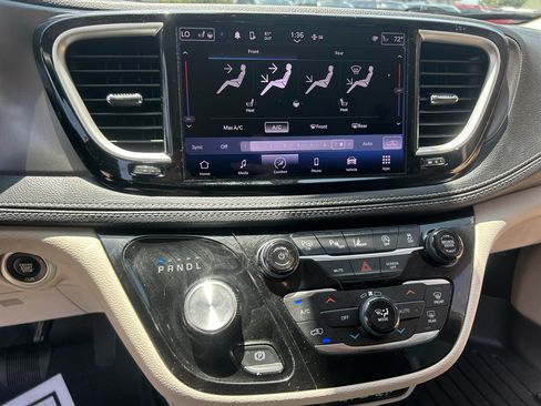 Used 2023 Chrysler Pacifica Touring-L FWD image 22