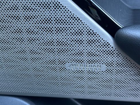 Used 2021 Land Rover Range Rover Velar R-Dynamic S image 16