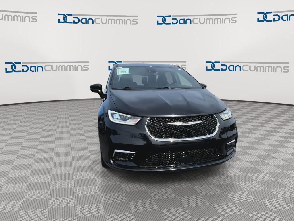 Used 2025 Chrysler Pacifica Select FWD image 3