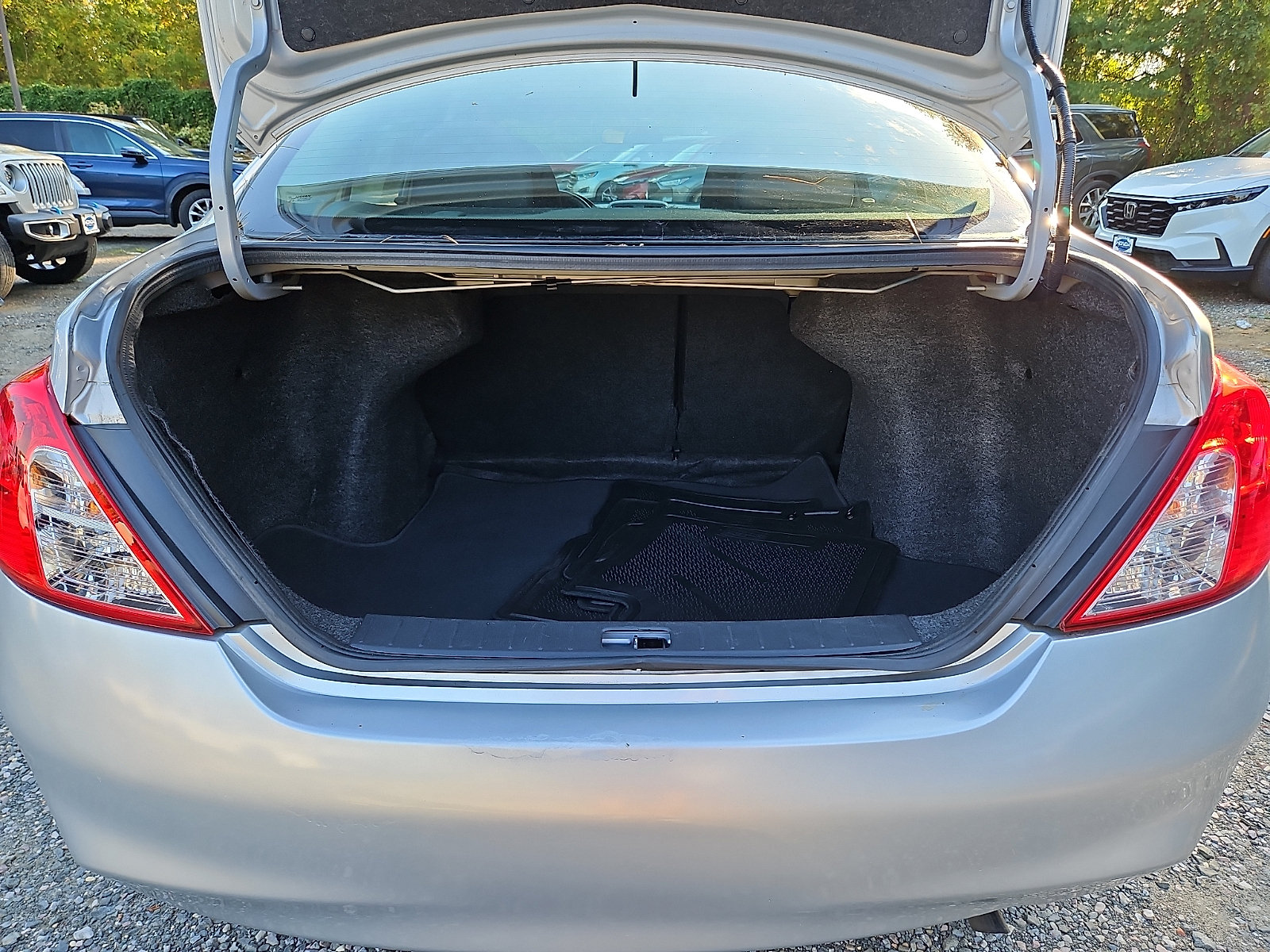 Used 2013 Nissan Versa SV w/ Convenience Pkg FWD image 27