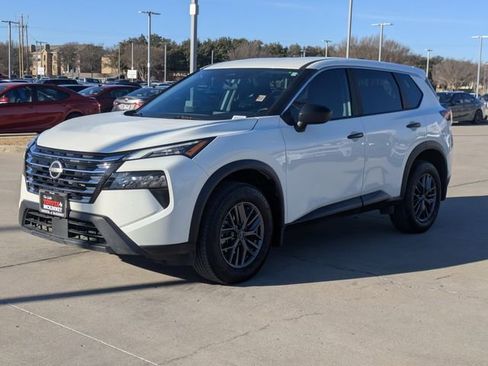 Used 2025 Nissan Rogue S image 10