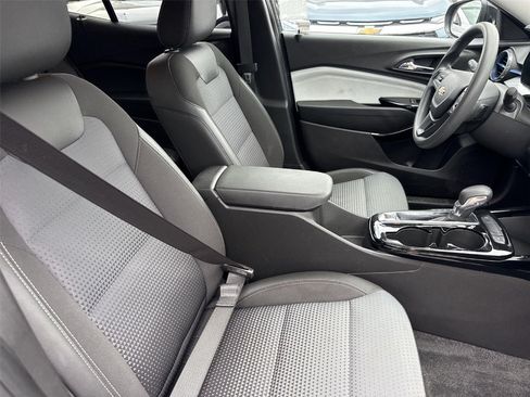Used 2025 Chevrolet Trax LT FWD image 24