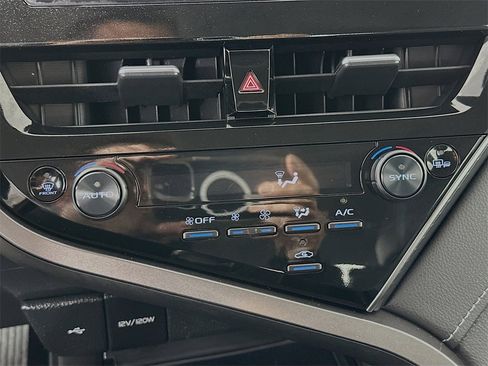 Used 2024 Toyota Camry SE image 18