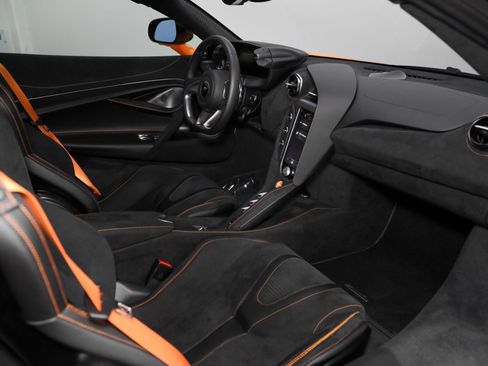 Used 2026 McLaren 750S Spider RWD image 2