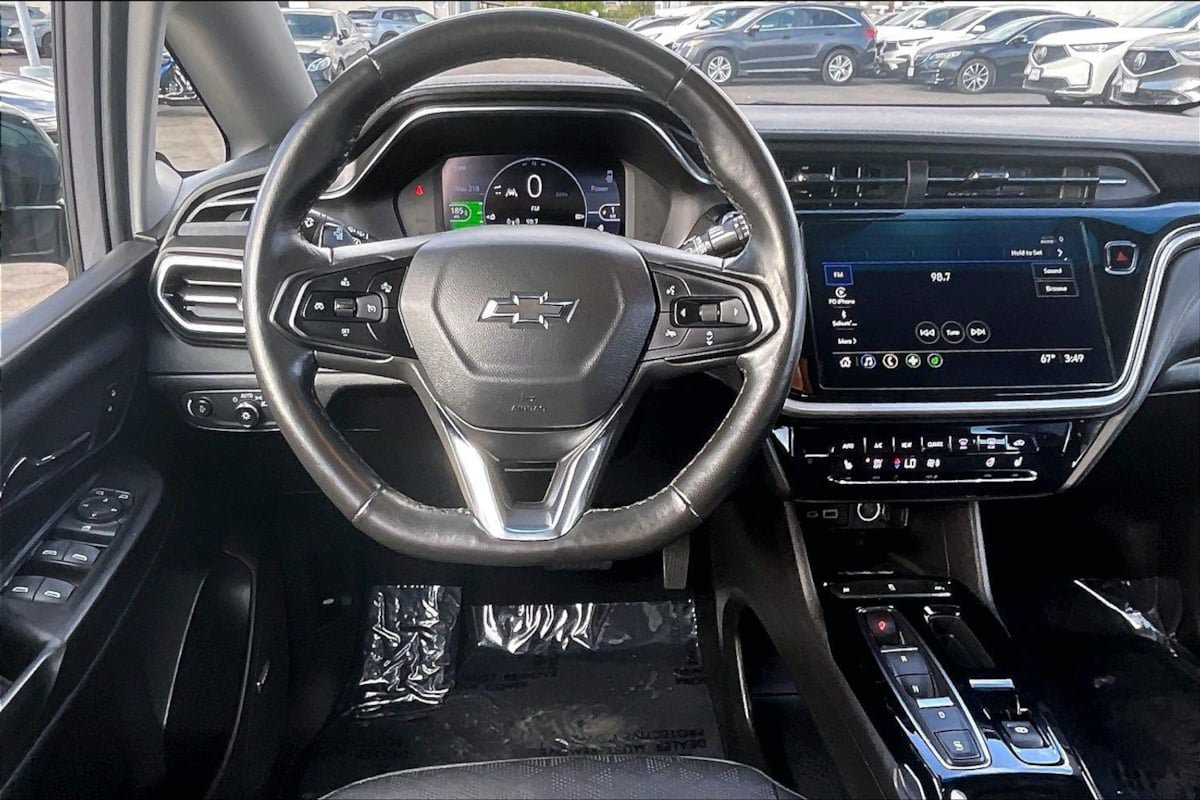 Used 2023 Chevrolet Bolt LT w/ Infotainment Package FWD image 5
