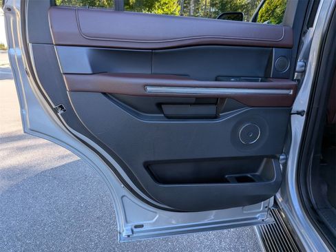Used 2023 Ford Expedition Limited image 28