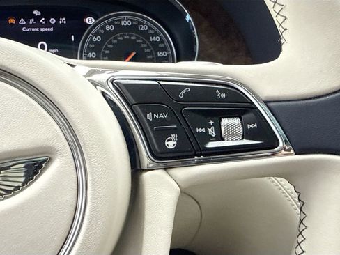Used 2018 Bentley Bentayga image 12