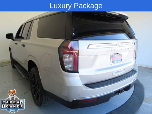 Used 2022 Chevrolet Suburban LT w/ Luxury Package image 7