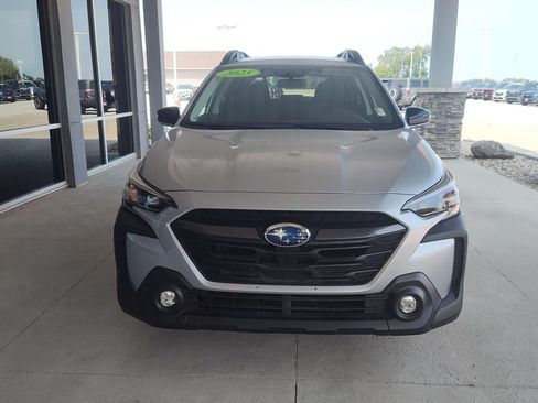 Used 2025 Subaru Outback Premium AWD/4WD image 2