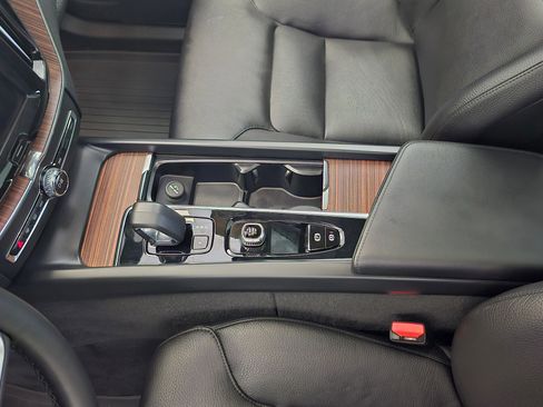 Certified 2023 Volvo XC60 B5 Plus image 21