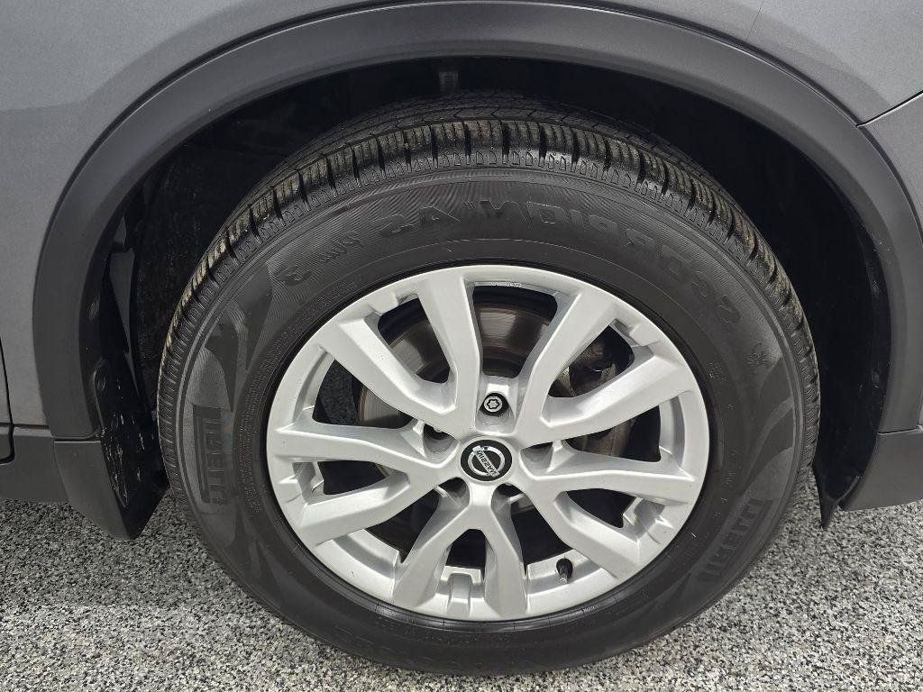 Used 2017 Nissan Rogue SV FWD image 32