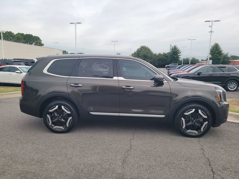 Used 2023 Kia Telluride S FWD image 2