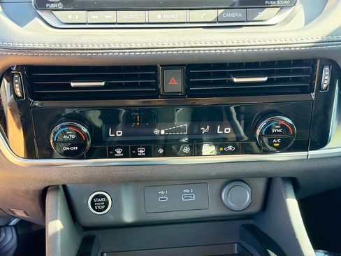 Used 2022 Nissan Rogue SV image 28