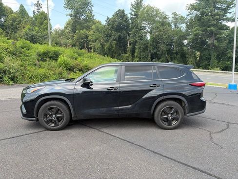 Used 2023 Toyota Highlander LE FWD image 6