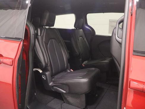 New 2026 Chrysler Pacifica Select image 16