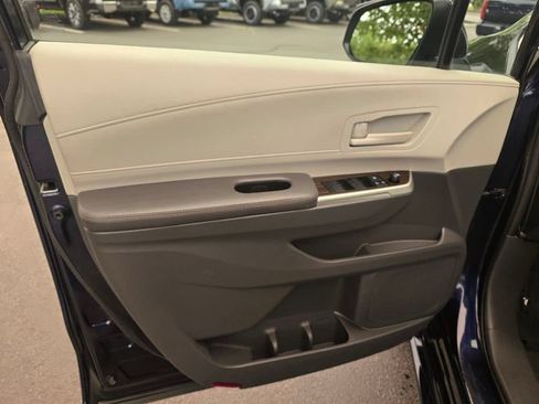 Used 2021 Toyota Sienna LE FWD image 17