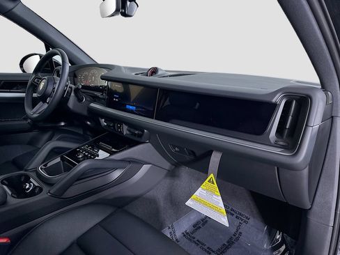 Certified 2026 Porsche Cayenne AWD/4WD image 32