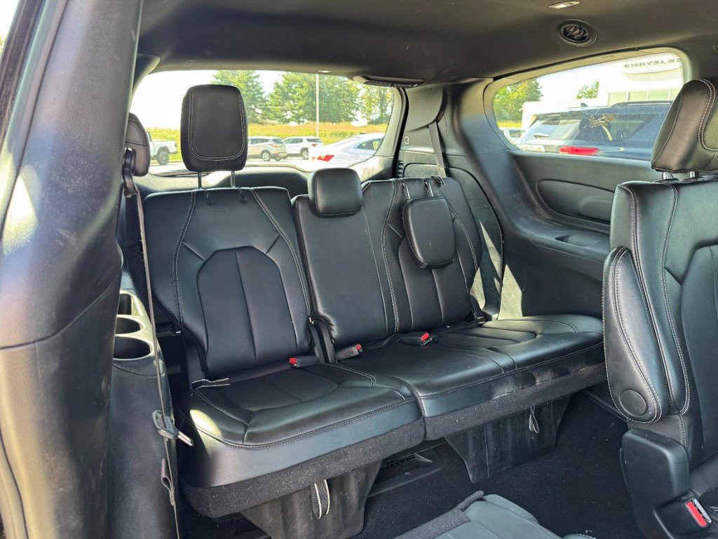 Used 2025 Chrysler Pacifica Select FWD image 14