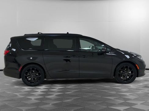 Used 2025 Chrysler Pacifica Limited image 2