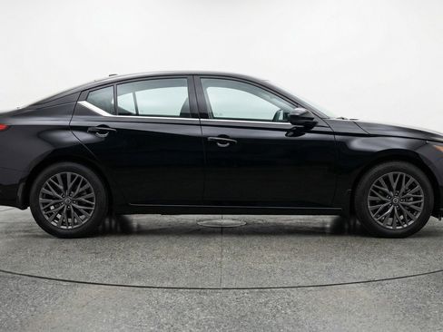 Used 2025 Nissan Altima 2.5 SV FWD image 11