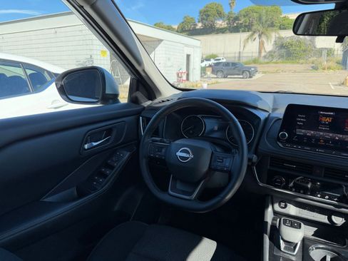 Used 2025 Nissan Rogue SV FWD image 36