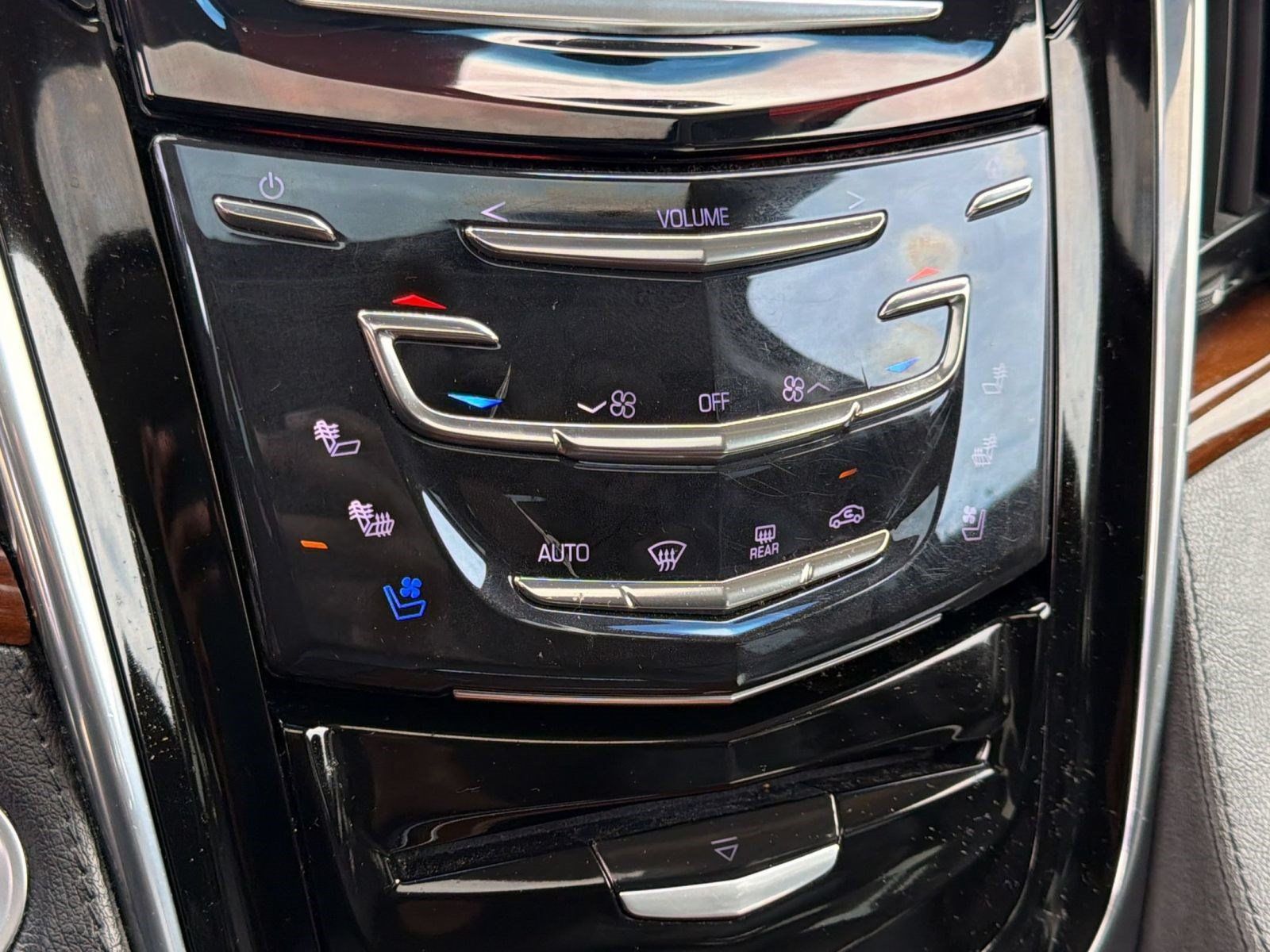 Used 2018 Cadillac Escalade ESV Luxury AWD/4WD image 17