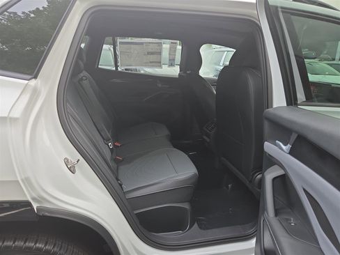 New 2025 Volkswagen Tiguan SE R-Line image 32