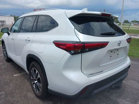 Used 2023 Toyota Highlander XLE FWD image 5