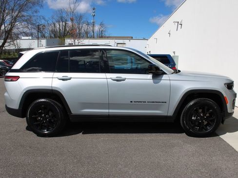 Used 2025 Jeep Grand Cherokee Altitude image 32