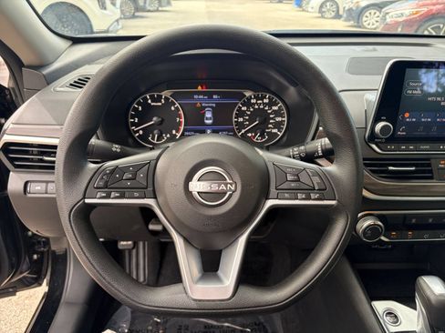 Used 2025 Nissan Altima 2.5 SV FWD image 27
