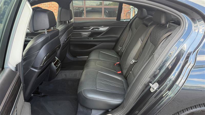 Used 2018 BMW 750i RWD image 21
