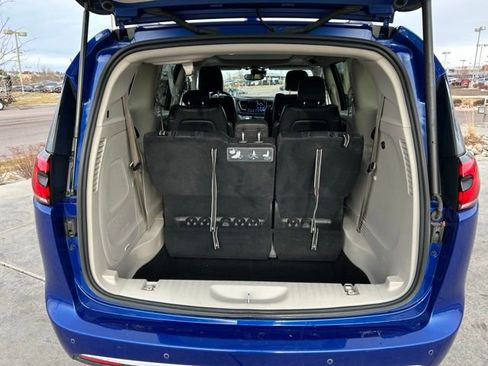 Used 2021 Chrysler Pacifica Touring-L w/ Uconnect Theater Family Group image 25