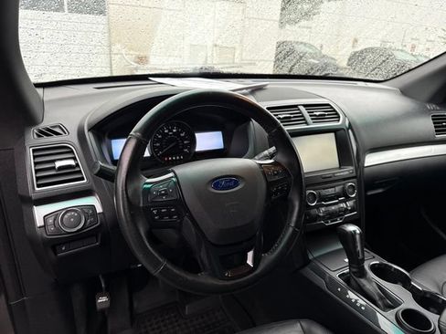 Used 2016 Ford Explorer XLT w/ Equipment Group 202A FWD image 11