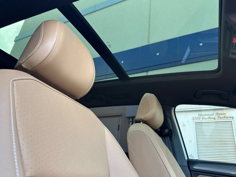 Used 2023 Volkswagen Tiguan SE w/ Panoramic Sunroof Package FWD image 18