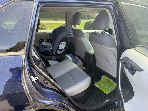 Used 2021 Toyota RAV4 XLE Premium image 12