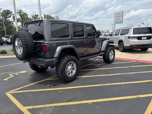 Used 2019 Jeep Wrangler Unlimited Sahara w/ LED Lighting Group AWD/4WD image 5
