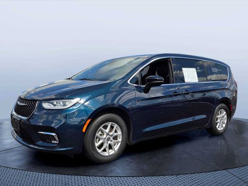 Used 2025 Chrysler Pacifica Select FWD image 2