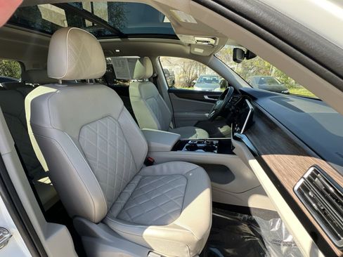 Used 2025 Volkswagen Atlas SEL Premium R-Line image 24