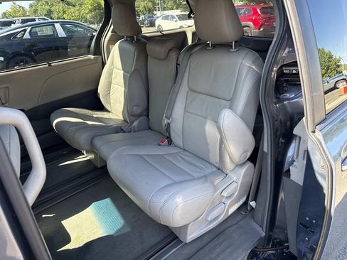 Used 2016 Toyota Sienna XLE w/ XLE Navigation Package FWD image 17
