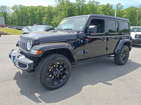 Used 2025 Jeep Wrangler Unlimited Sahara w/ Safety Group AWD/4WD image 3